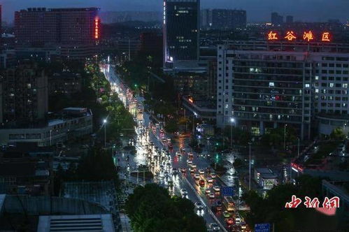 江西南昌迎來強(qiáng)對(duì)流天氣 恰逢晚高峰車輛通行緩慢